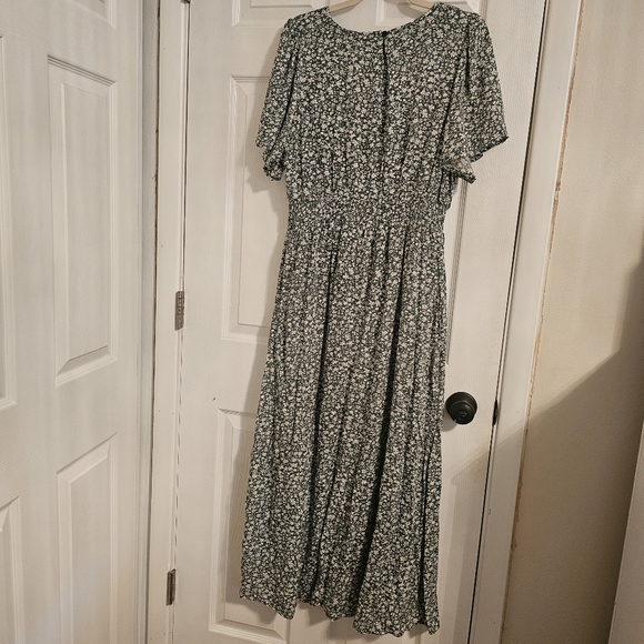 Green Midi dress in large - Picture 2 of 5